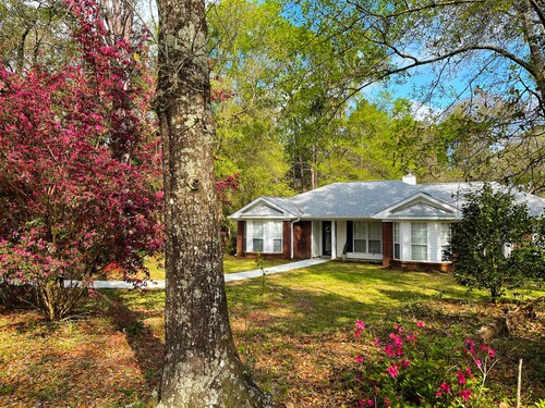 The perfect retreat!  Tucked away on a private lane, 15min to downtown Fairhope.