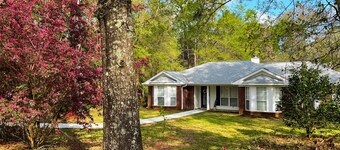 The perfect retreat!  Tucked away on a private lane, 15min to downtown Fairhope.