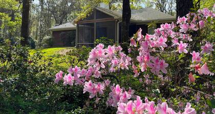 The perfect retreat! Tucked away on a private lane, 15min to downtown Fairhope.