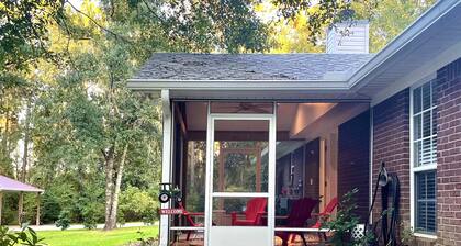 The perfect retreat! Tucked away on a private lane, 15min to downtown Fairhope.