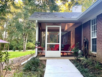The perfect retreat!  Tucked away on a private lane, 15min to downtown Fairhope.