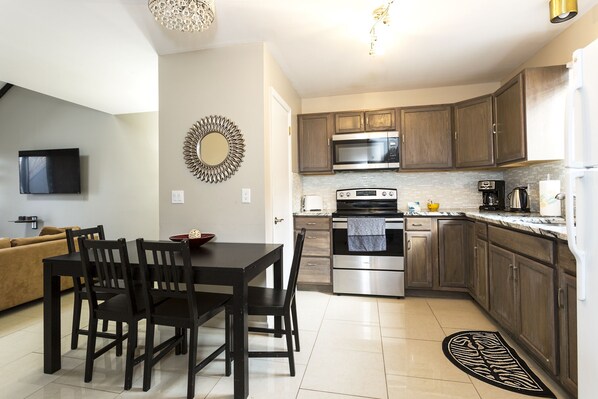 Refrigerador, microondas, horno y parrilla de estufa 