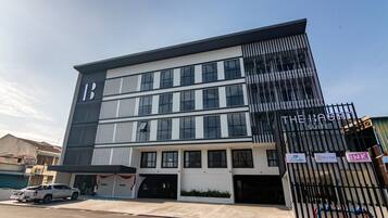 Un bâtiment moderne avec une enseigne indiquant « The Bagan Suite ».