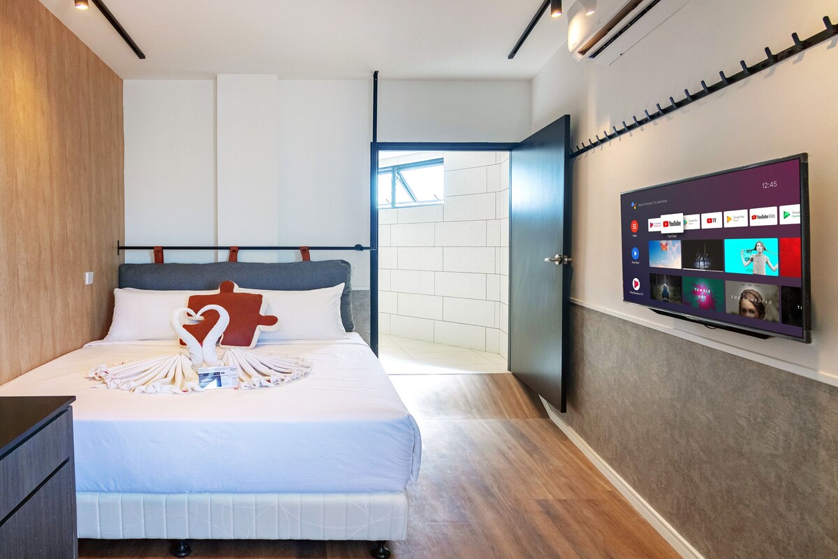 Escritorio, wifi gratis y ropa de cama 