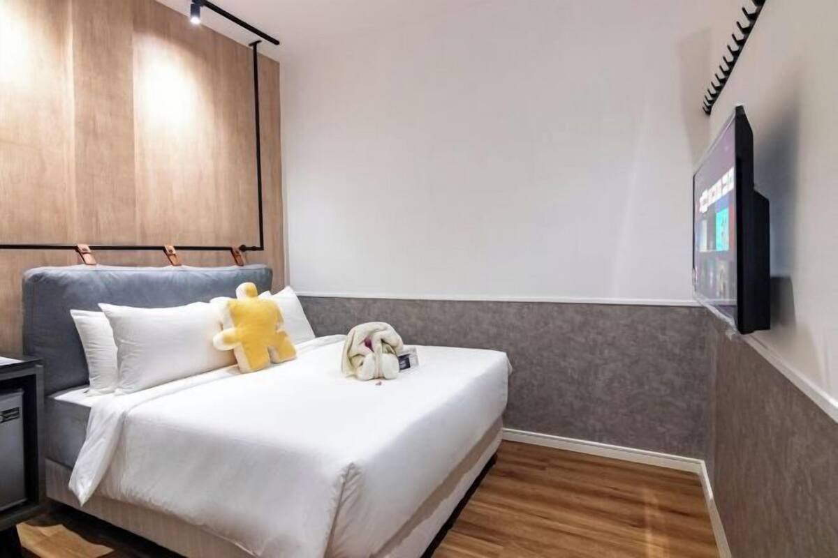 Desk, WiFi (free), bed sheets