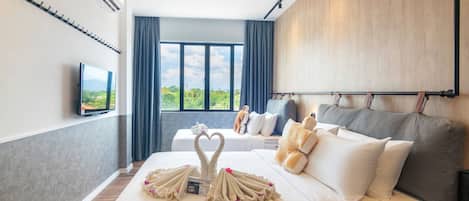 Family Room | Desk, free WiFi, bed sheets