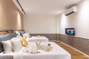 Escritorio, wifi gratis y ropa de cama 