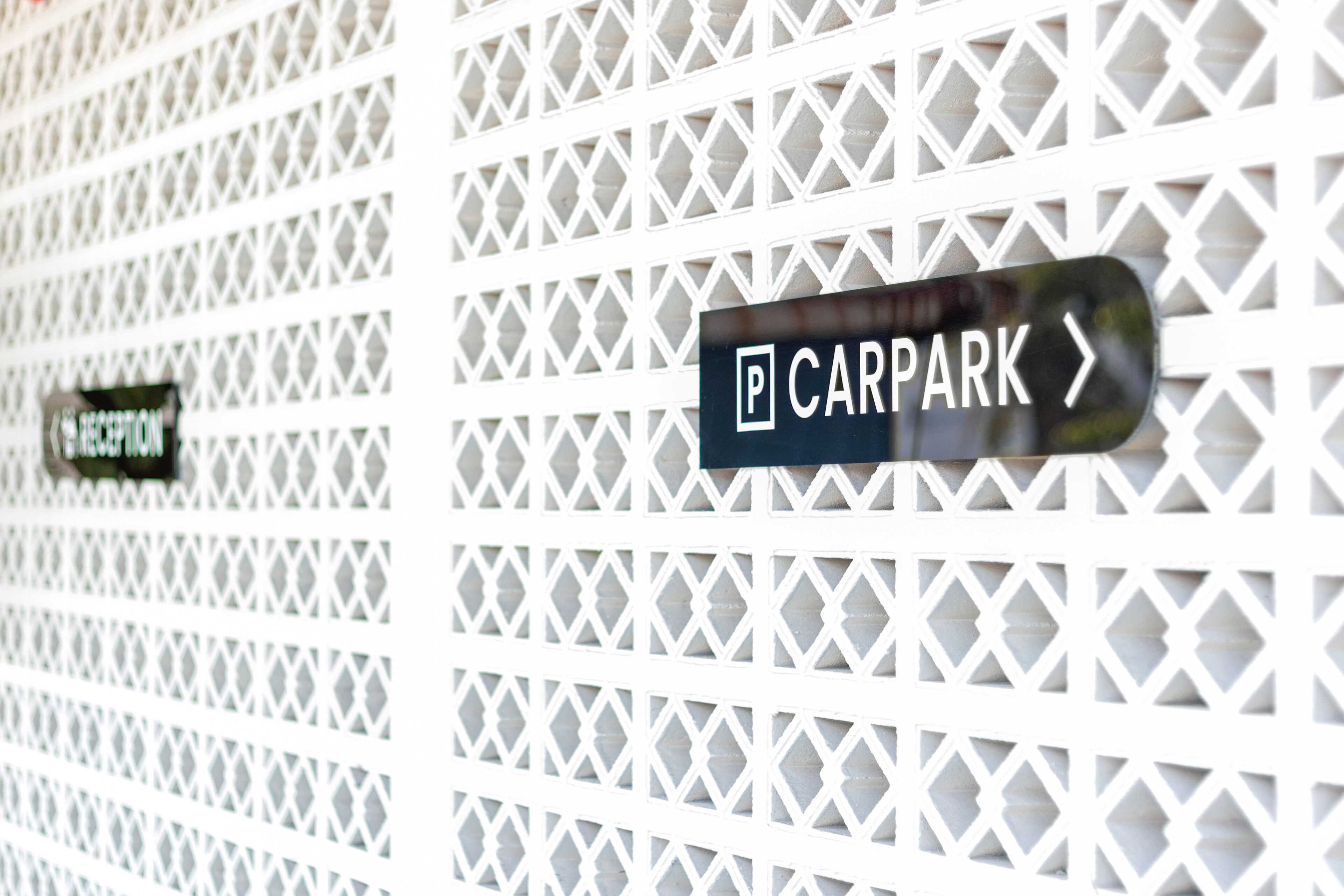 A sign indicating a car park.