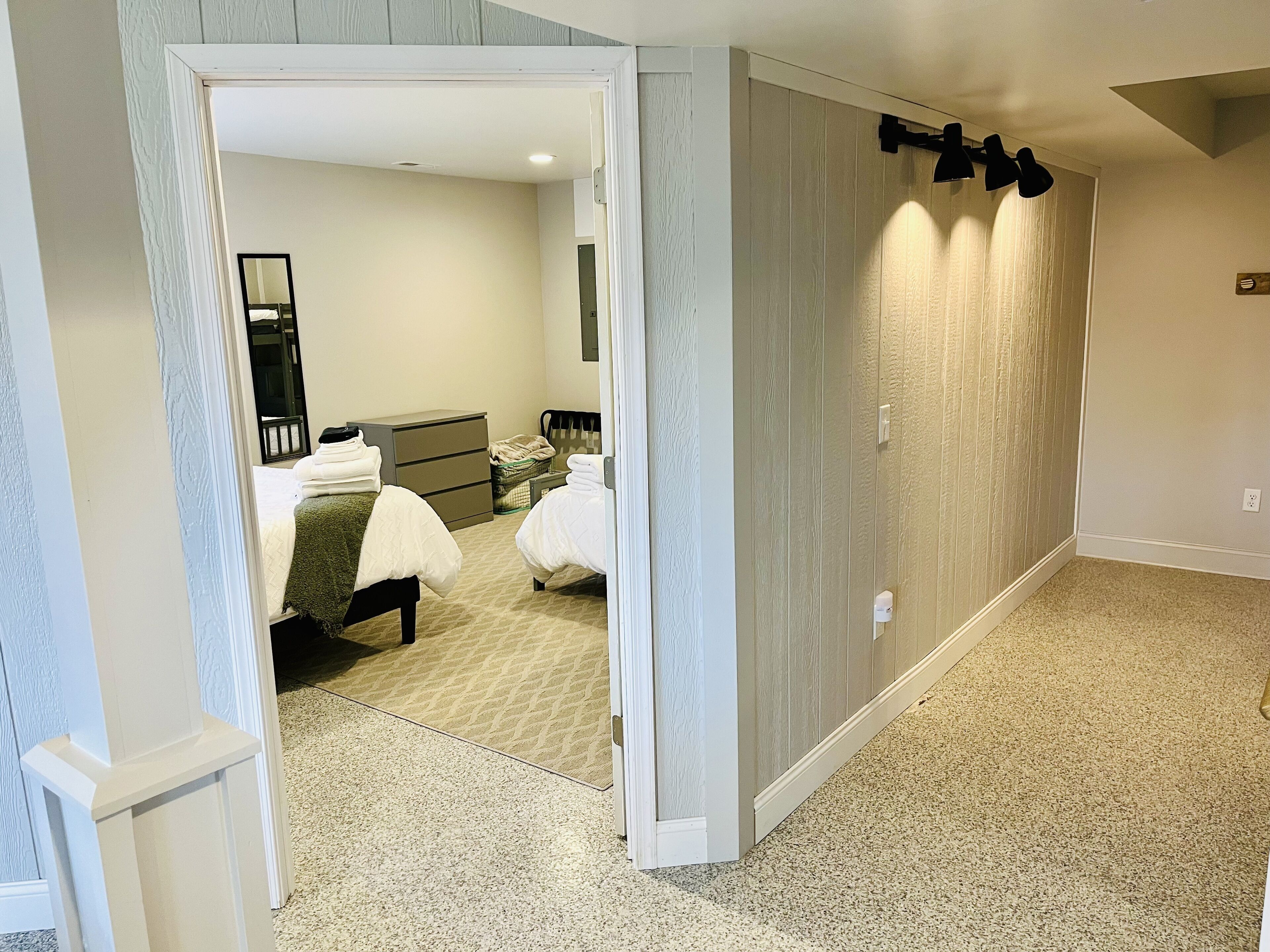 3 間睡房、書桌、熨斗/熨衫板、可攜式嬰兒床