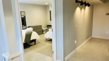 3 chambres, bureau, fer et planche à repasser, lit parapluie