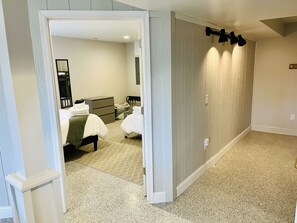 3 soverom, skrivebord, strykejern/-brett og reiseseng for barn