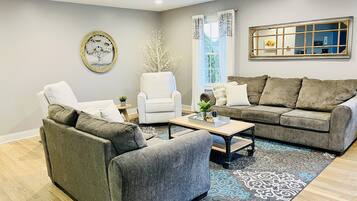 TV connectée, table de tennis de table, livres