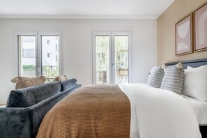 Iron/ironing board, WiFi, bed sheets - Ideal Wiedikon 1.5 Room w/ Storage & W/D, 1 min to Market, by Blueground (Zurich)