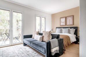 Iron/ironing board, WiFi, bed sheets - Ideal Wiedikon 1.5 Room w/ Storage  & W/D, 1 min to Market, by Blueground (Zurich)