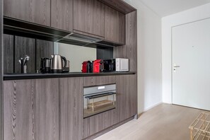 Geladeira, micro-ondas, fogão, cooktop