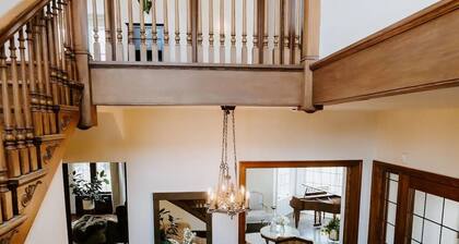 LUXE Manor with Modern, Elegant Vibes