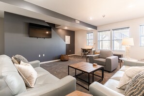 Smart TV - 3 Story River facing deck-3 miles to Cincinnati (Dayton)