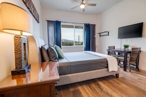 1 habitación, escritorio, tabla de planchar con plancha y cuna de viaje