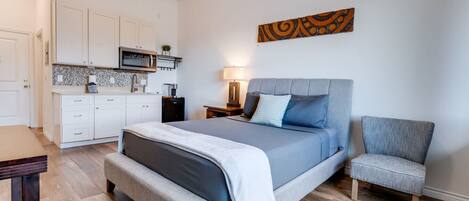 1 chambre, bureau, fer et planche à repasser, lit parapluie