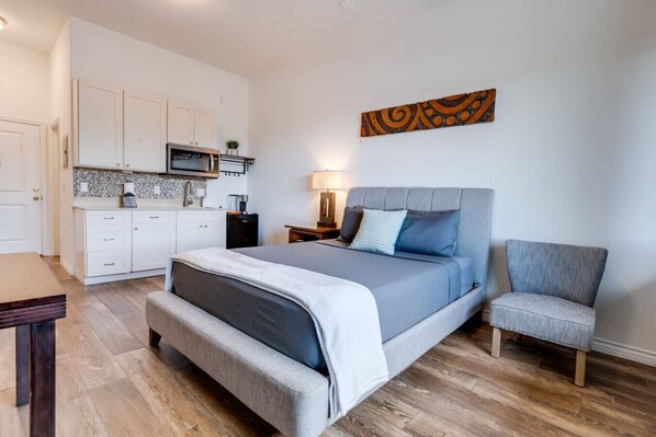 1 Schlafzimmer, Schreibtisch, Bügeleisen/Bügelbrett, Reisekinderbett