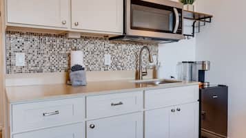 Refrigerador, microondas, cafetera y tetera y tostadora