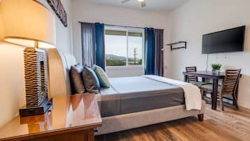 1 habitación, escritorio, tabla de planchar con plancha y cuna de viaje