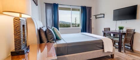 1 Schlafzimmer, Schreibtisch, Bügeleisen/Bügelbrett, Reisekinderbett