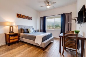 1 Schlafzimmer, Schreibtisch, Bügeleisen/Bügelbrett, Reisekinderbett