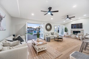 TV, fireplace, table tennis - SWSS: Airstream Pickleball Pool Hot Tub Pool Putting Green (Scottsdale)