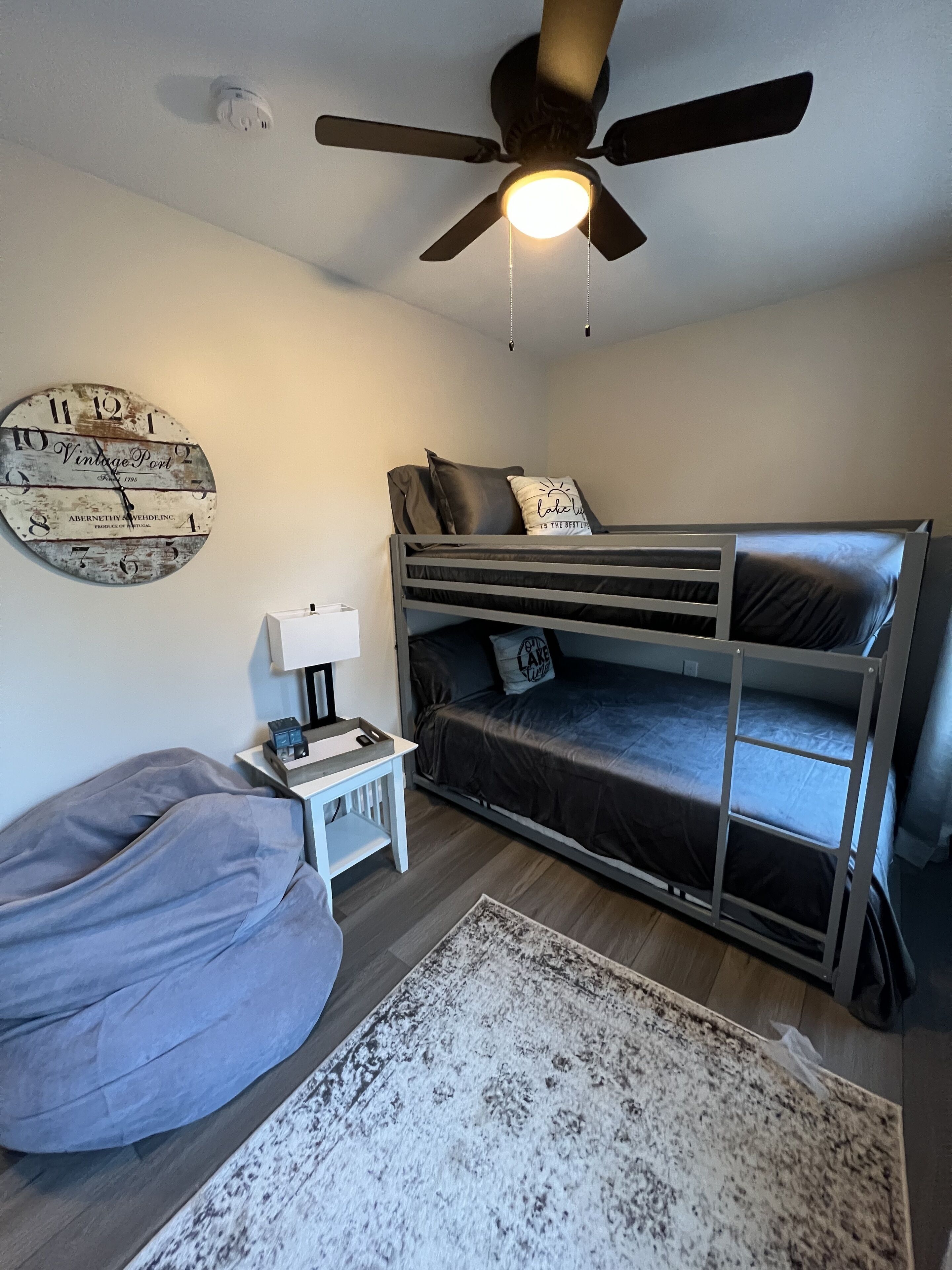 2 chambres, coffre-fort, fer et planche à repasser