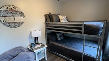 2 chambres, coffre-fort, fer et planche à repasser