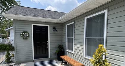 Lake Time Cottage Lake Milton OH. Fireplace, wifi, Netflix and clean, quiet home