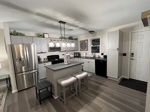 Refrigerador, microondas, horno y parrilla de estufa 