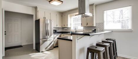 Réfrigérateur, micro-ondes, four, plaque de cuisson