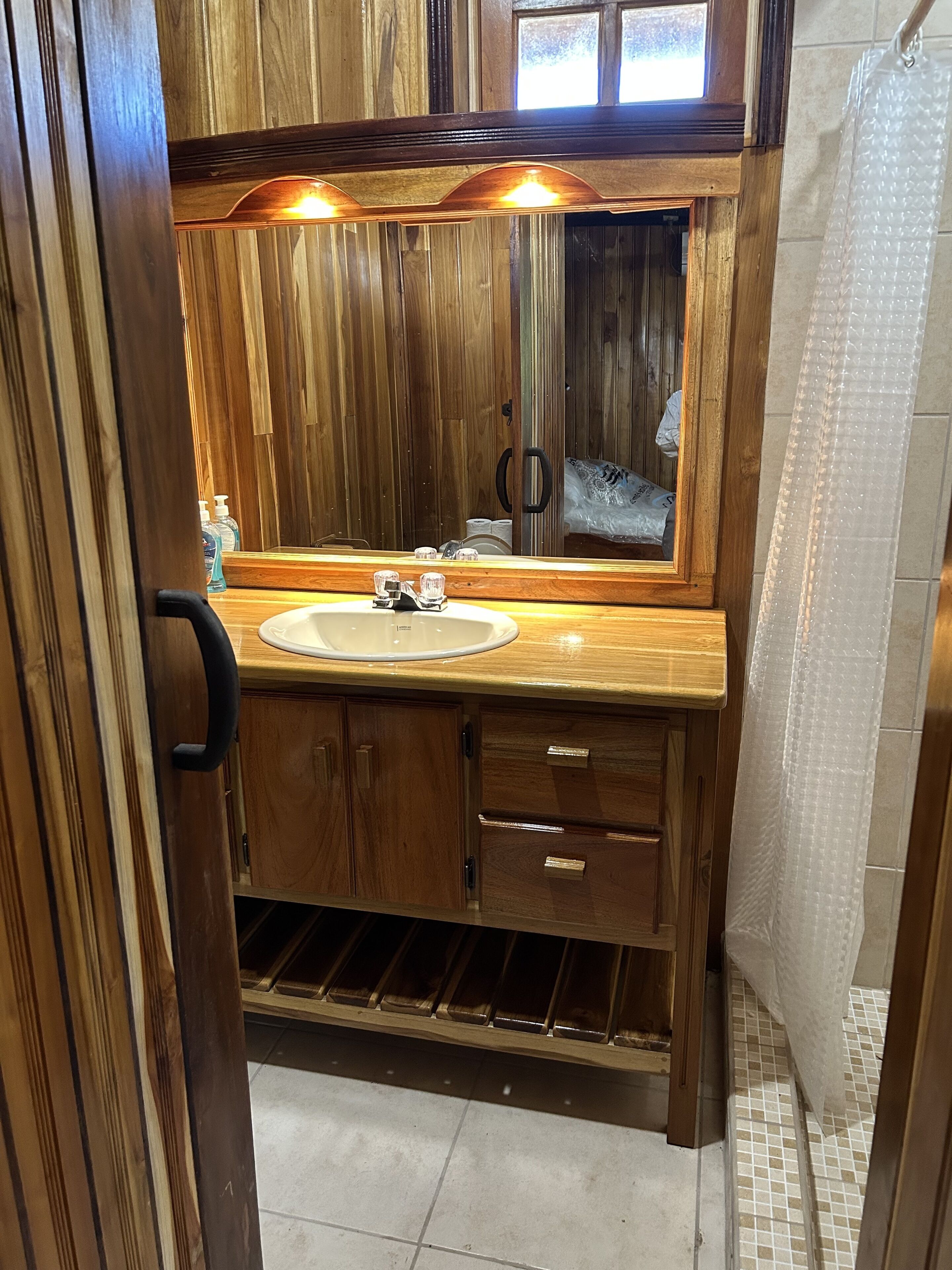 Habitación individual familiar | Baño | Ducha y cabezal de ducha tipo lluvia