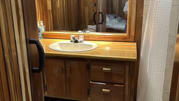 Habitación individual familiar | Baño | Ducha y cabezal de ducha tipo lluvia