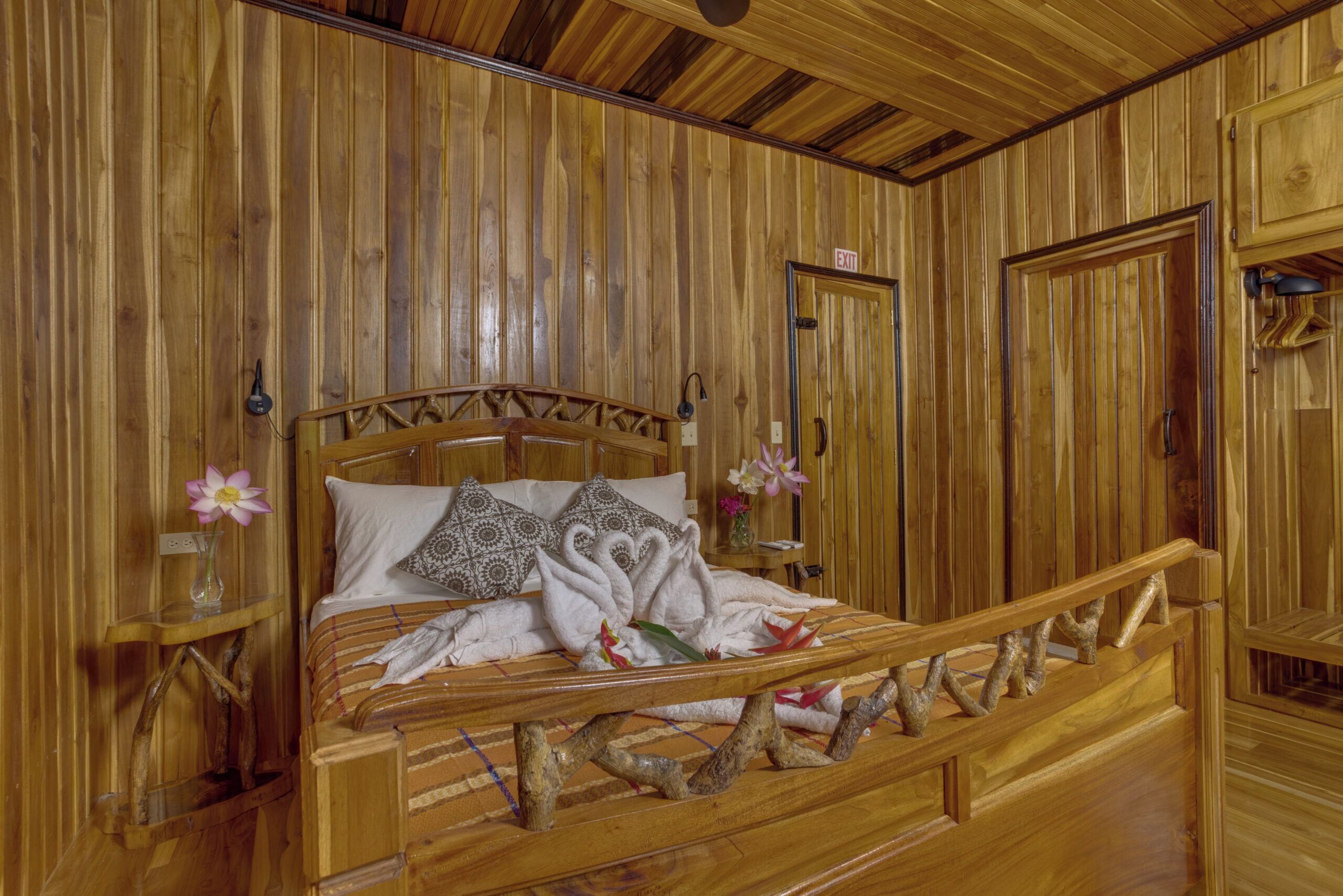 أغطية فراش متميزة وأسرّة بإسفنج يتكيف مع شكل الجسم