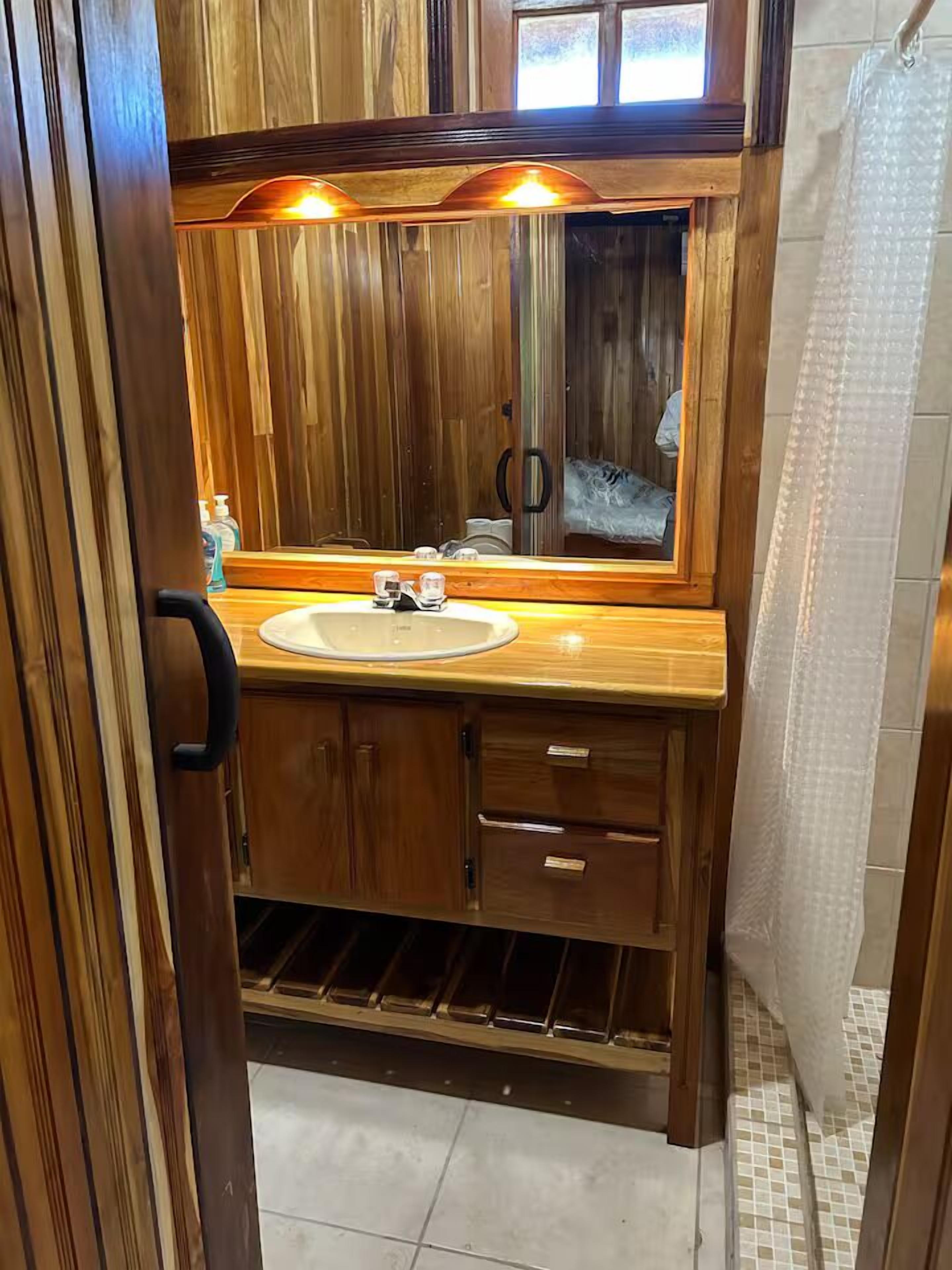 Dutxa, capçal de dutxa tipus cascada i articles de tocador de disseny 