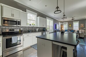 Fridge, microwave, oven, stovetop - Sleeps 14 • East Nash • 8 Min to Broadway • Groups (Nashville)