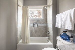 Shower, hair dryer, towels, soap - Sleeps 14 • East Nash • 8 Min to Broadway • Groups (Nashville)