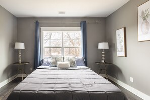 3 bedrooms, iron/ironing board, WiFi, bed sheets - Music City Group Getaway: Sleeps 14 (Nashville)