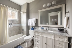 Shower, hair dryer, towels, soap - Sleeps 14 • East Nash • 8 Min to Broadway • Groups (Nashville)