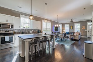 Fridge, microwave, oven, stovetop - Sleeps 14 • East Nash • 8 Min to Broadway • Groups (Nashville)