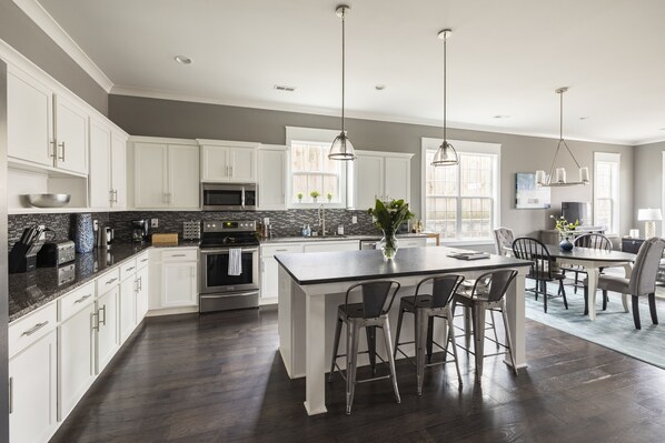 Fridge, microwave, oven, stovetop - Music City Group Getaway: Sleeps 14 (Nashville)