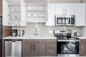 Jääkaappi, mikroaaltouuni, uuni, astianpesukone