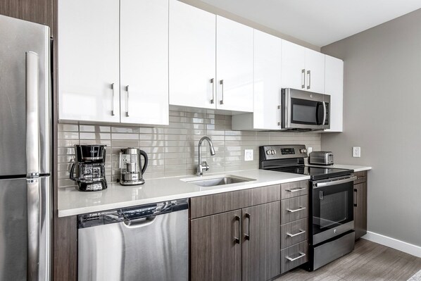 Jääkaappi, mikroaaltouuni, uuni, astianpesukone