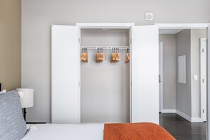 1 dormitori, planxa i posts de planxar, wifi i roba de llit 