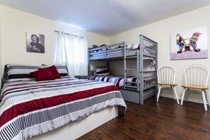 3 bedrooms, free WiFi, bed sheets - Paradise by the Camelback Lights: Ski-on/ski-off, pool/ping-pong table (Tannersville)