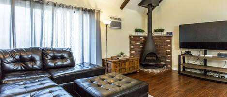 Smart-TV, Kamin, Videospiele, Tischtennisplatte