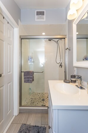 Shower, hair dryer, towels, soap - Paradise by the Camelback Lights: Ski-on/ski-off, pool/ping-pong table (Tannersville)